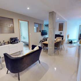Appartement te huur voor € 1.570 per maand in Poitiers, Boulevard Anatole France