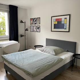 Apartment for rent for €3,000 per month in Frankfurt am Main, Staufenstraße