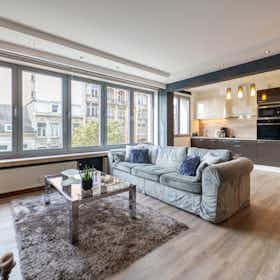 Appartement à louer pour 1 800 €/mois à Antwerpen, Carnotstraat