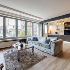 Appartement te huur voor € 1.800 per maand in Antwerpen, Carnotstraat