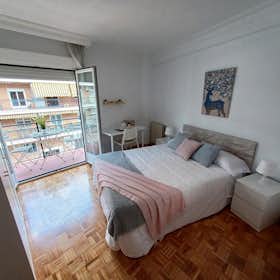 Private room for rent for €560 per month in Madrid, Calle de Maseda