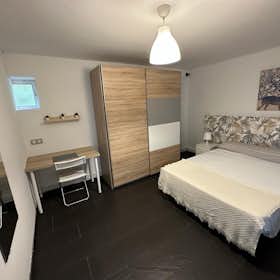 Private room for rent for €650 per month in Madrid, Calle de Valdesangil
