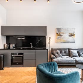 Apartment for rent for €1,700 per month in Berlin, Krausnickstraße