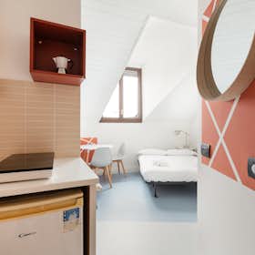 Studio for rent for €1,700 per month in Milan, Corso Magenta