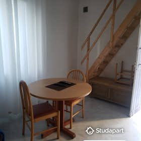 House for rent for €650 per month in Roquefort-les-Pins, Chemin de la Vieille Route
