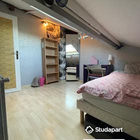 Private room for rent for €690 per month in Carrières-sur-Seine, Rue Louis Gandillet
