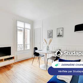 Apartment for rent for €2,100 per month in Paris, Rue Saint-Charles