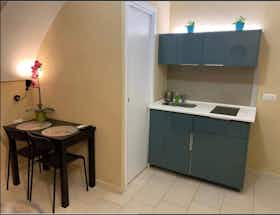 Studio for rent for €670 per month in Naples, Largo Ecce Homo