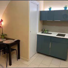 Studio for rent for €670 per month in Naples, Largo Ecce Homo