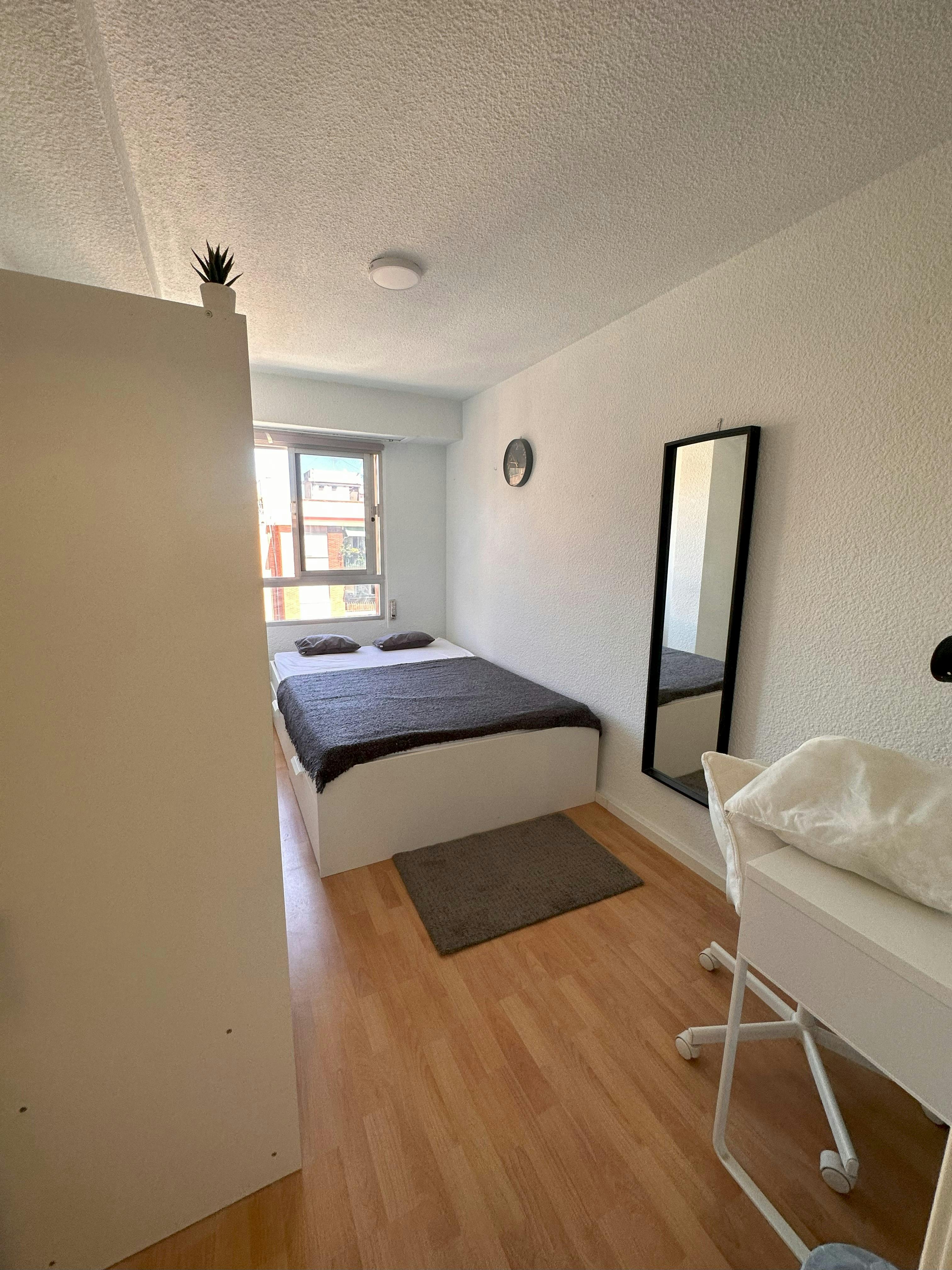 Private room for rent for €370 per month in Valencia, Carrer Sants Just i Pastor