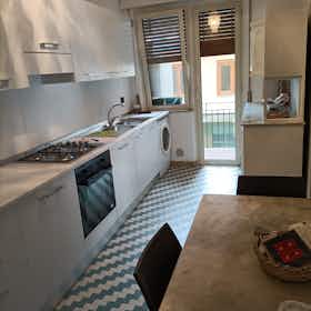 私人房间 正在以 €215 的月租出租，其位于 Reggio Calabria, Via Giuseppe Melacrino