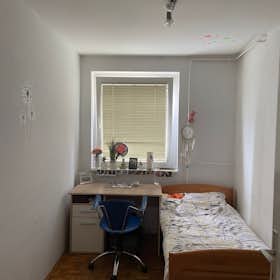 Appartement à louer pour 1 600 €/mois à Ljubljana, Reboljeva ulica