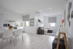 Apartment for rent for €1,400 per month in Porto, Rua de Santa Catarina