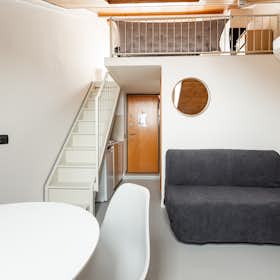 Studio for rent for €1,770 per month in Milan, Corso Magenta