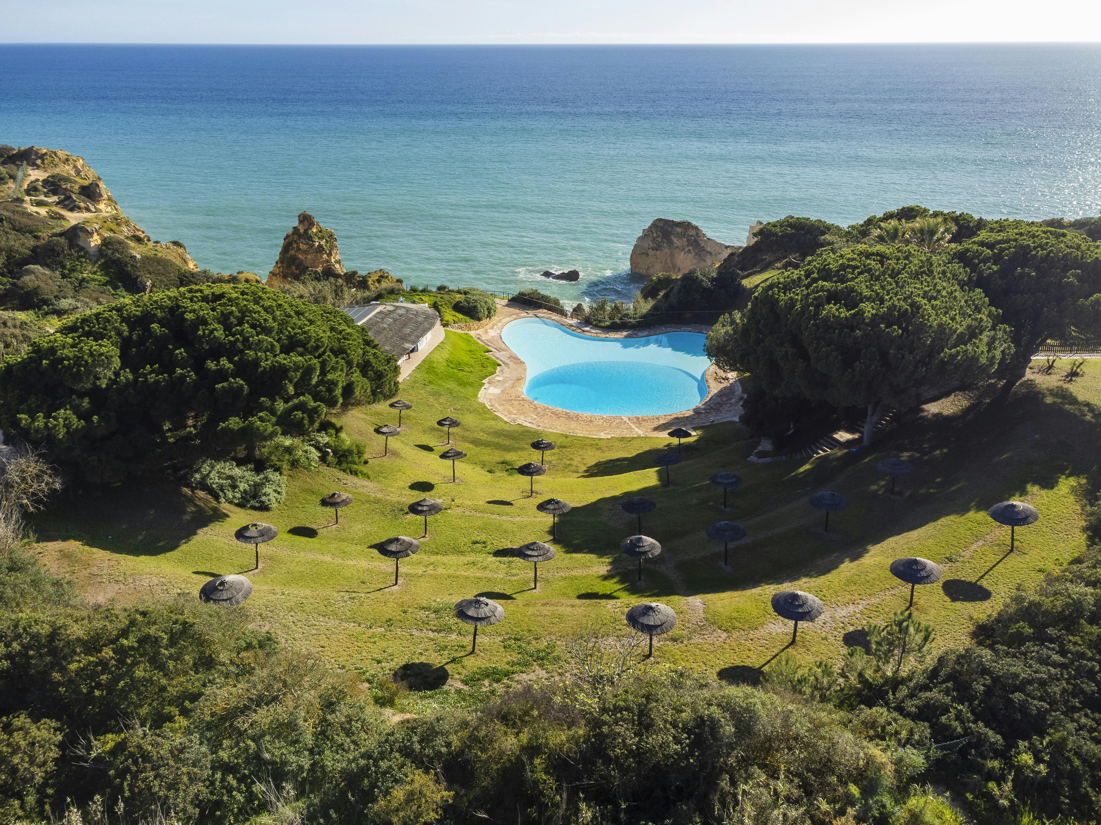 Apartment for rent for €9,200 per month in Portimão, Aldeamento Prainha Clube