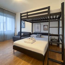 Apartment for rent for €950 per month in Milan, Via Bernardo Celentano