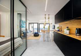 Apartment for rent for €2,300 per month in Sesimbra, Rua Varandas do Mar