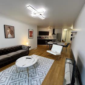 Apartment for rent for €2,400 per month in Clichy, Rue du Général Roguet