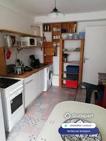 Отдельная комната сдается в аренду за 435 € в месяц в La Rochelle, Rue Charles Gounod