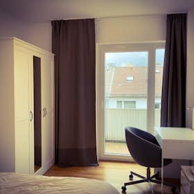 Apartment for rent for €3,000 per month in Frankfurt am Main, Parkstraße