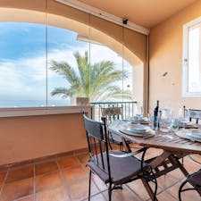 Apartment for rent for €1,400 per month in Benalmádena, Calle Teide