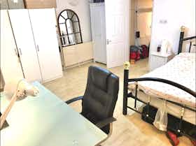 Private room for rent for £1,185 per month in London, Whitethorn Street