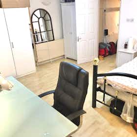 Private room for rent for £1,188 per month in London, Whitethorn Street