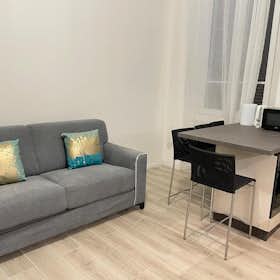 Apartment for rent for €1,730 per month in Milan, Via Vallarsa