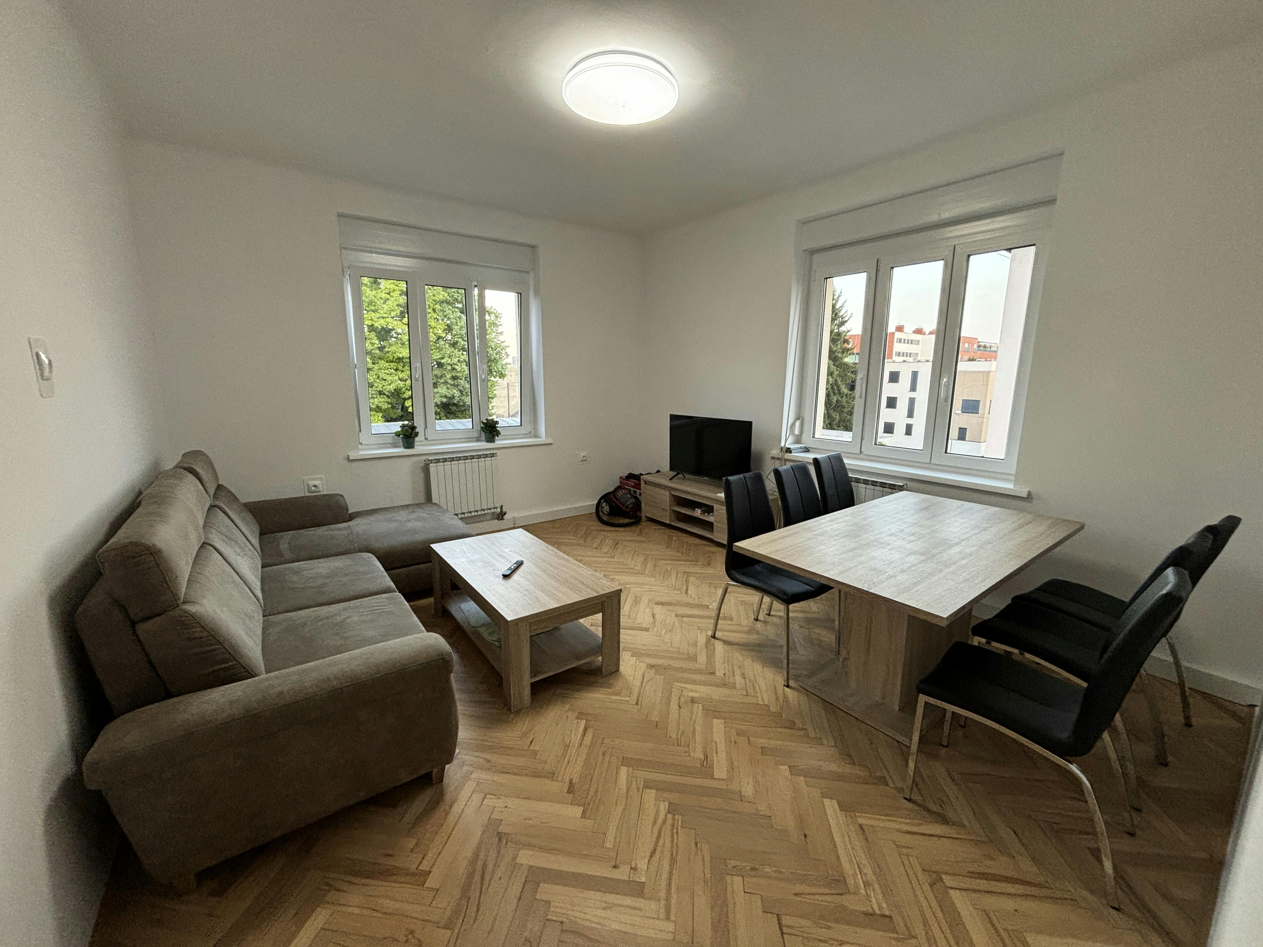 Appartement te huur voor € 850 per maand in Maribor, Smetanova ulica