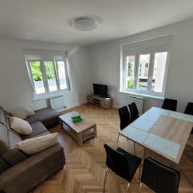 Appartement te huur voor € 700 per maand in Maribor, Smetanova ulica