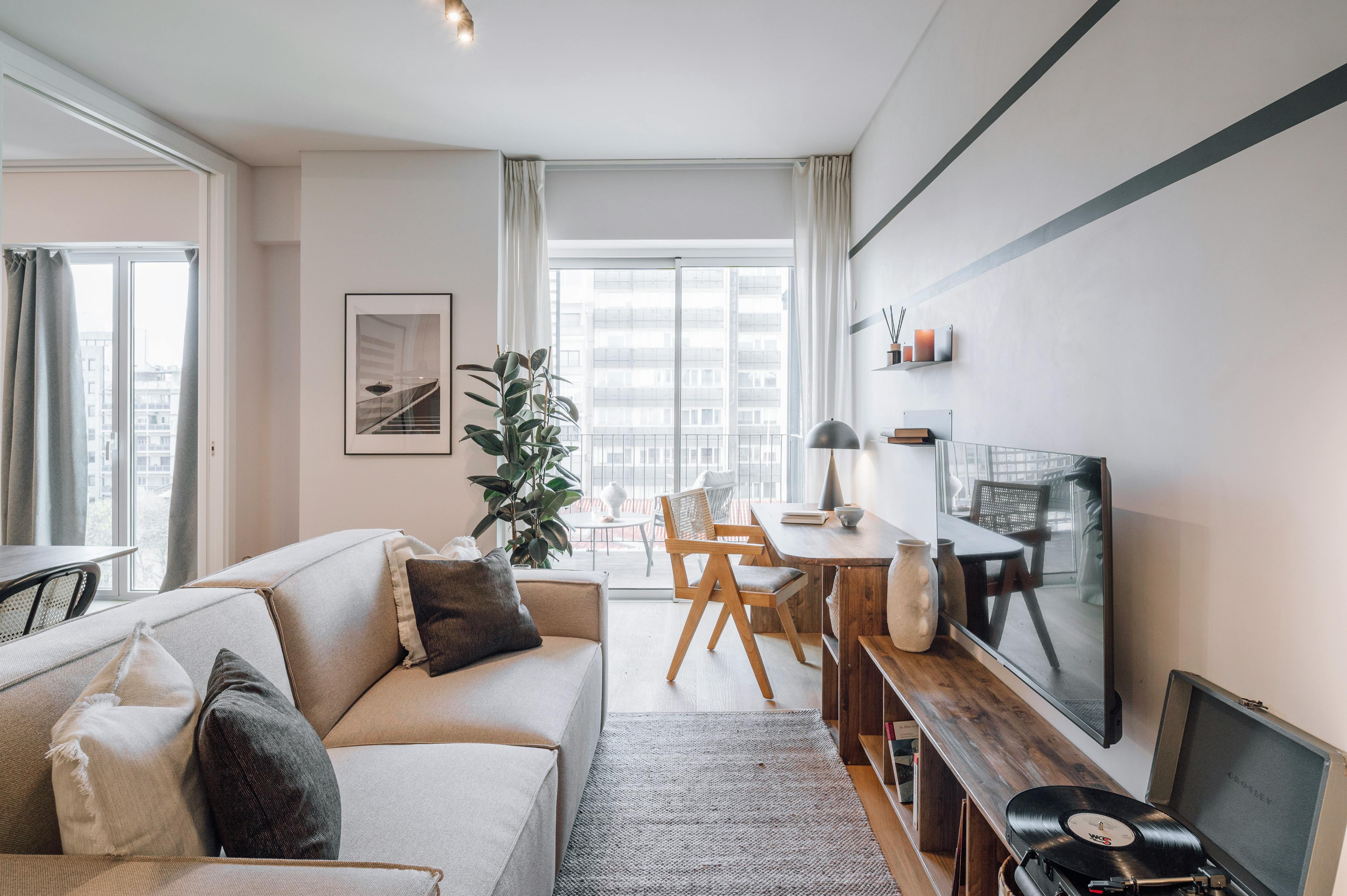 Apartment for rent for €3,403 per month in Lisbon, Rua Sousa Martins