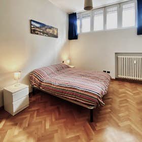 Apartment for rent for €2,100 per month in Milan, Via Ettore Troilo