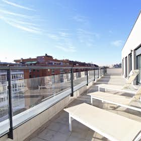 Apartment for rent for €3,267 per month in Madrid, Avenida de la Ciudad de Barcelona