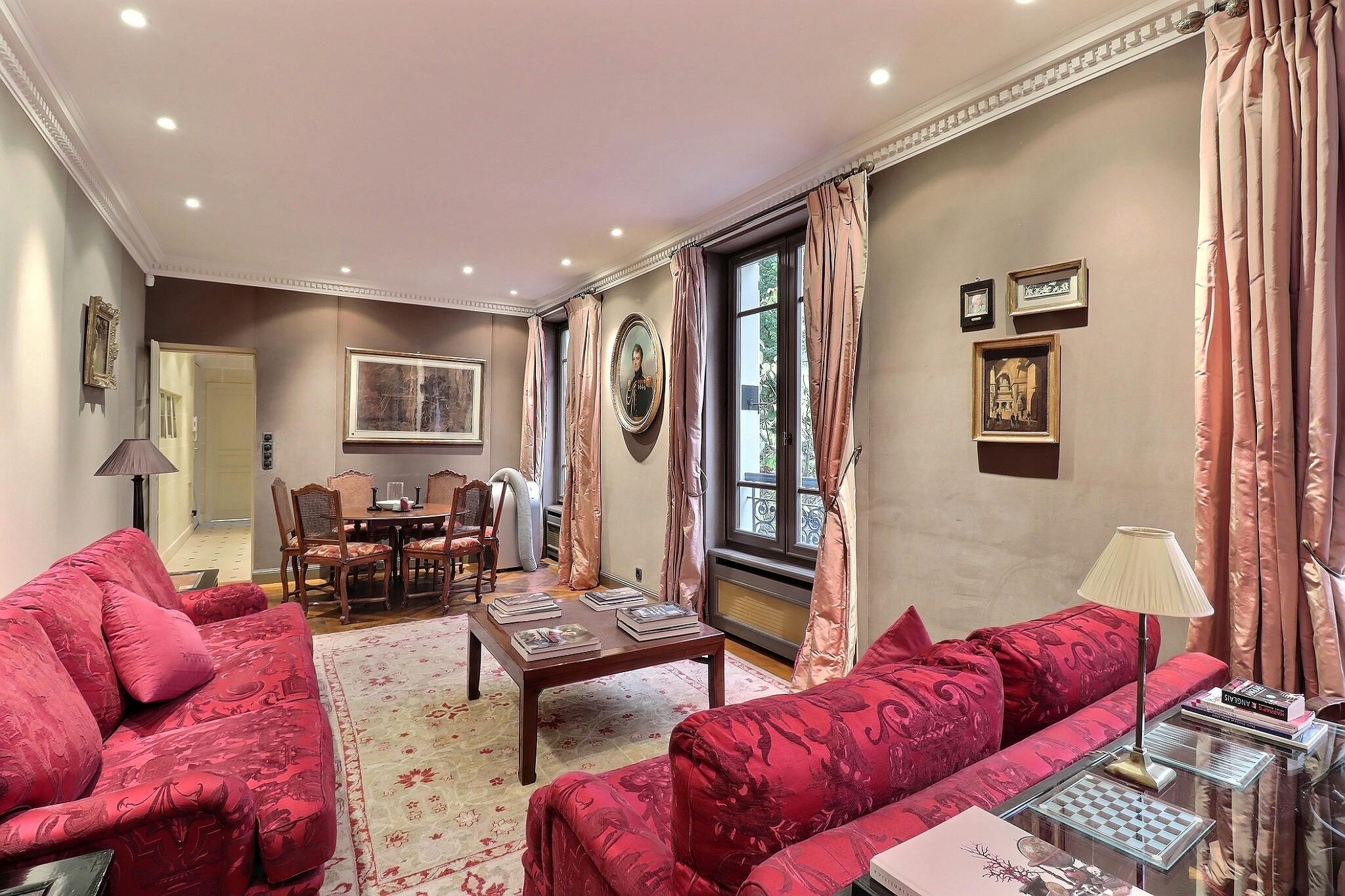 Apartment for rent for €2,968 per month in Paris, Rue Allent