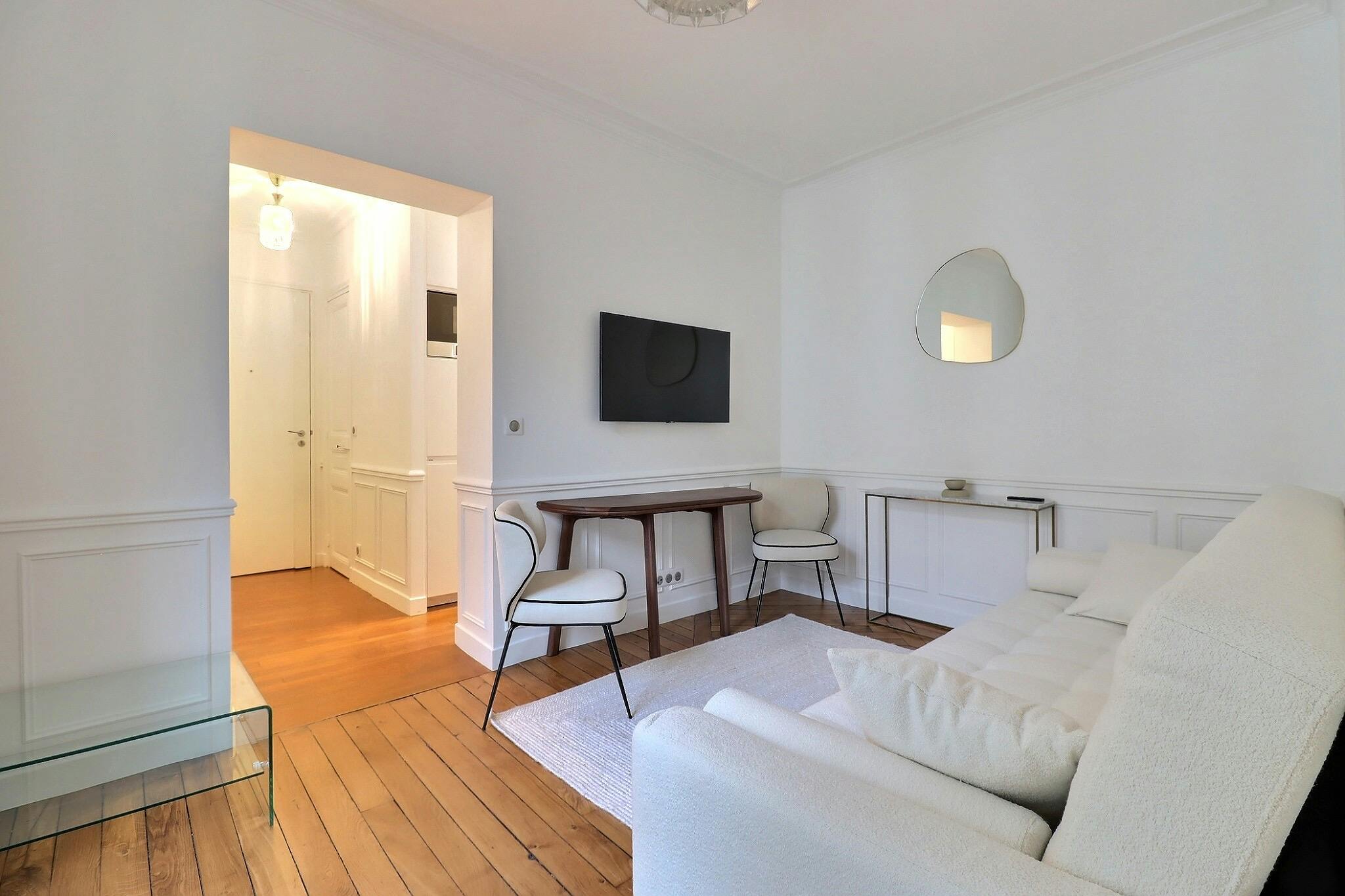 Apartment for rent for €2,132 per month in Paris, Rue Poncelet