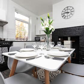 Дом сдается в аренду за 2 327 € в месяц в Pontefract, Kirkby Road