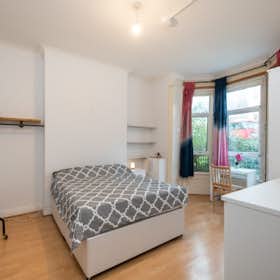 Private room for rent for €1,407 per month in London, Brecknock Road