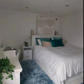 Private room for rent for SEK 4,500 per month in Jonsered, Britta-Majas väg