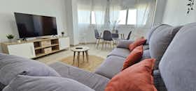公寓 正在以 €1,300 的月租出租，其位于 Almería, Plaza Puerta de Purchena