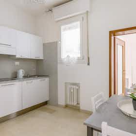 Appartement à louer pour 1 800 €/mois à Bologna, Via Santo Stefano