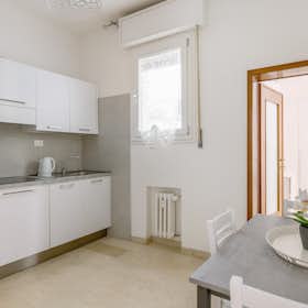 公寓 正在以 €1,800 的月租出租，其位于 Bologna, Via Santo Stefano