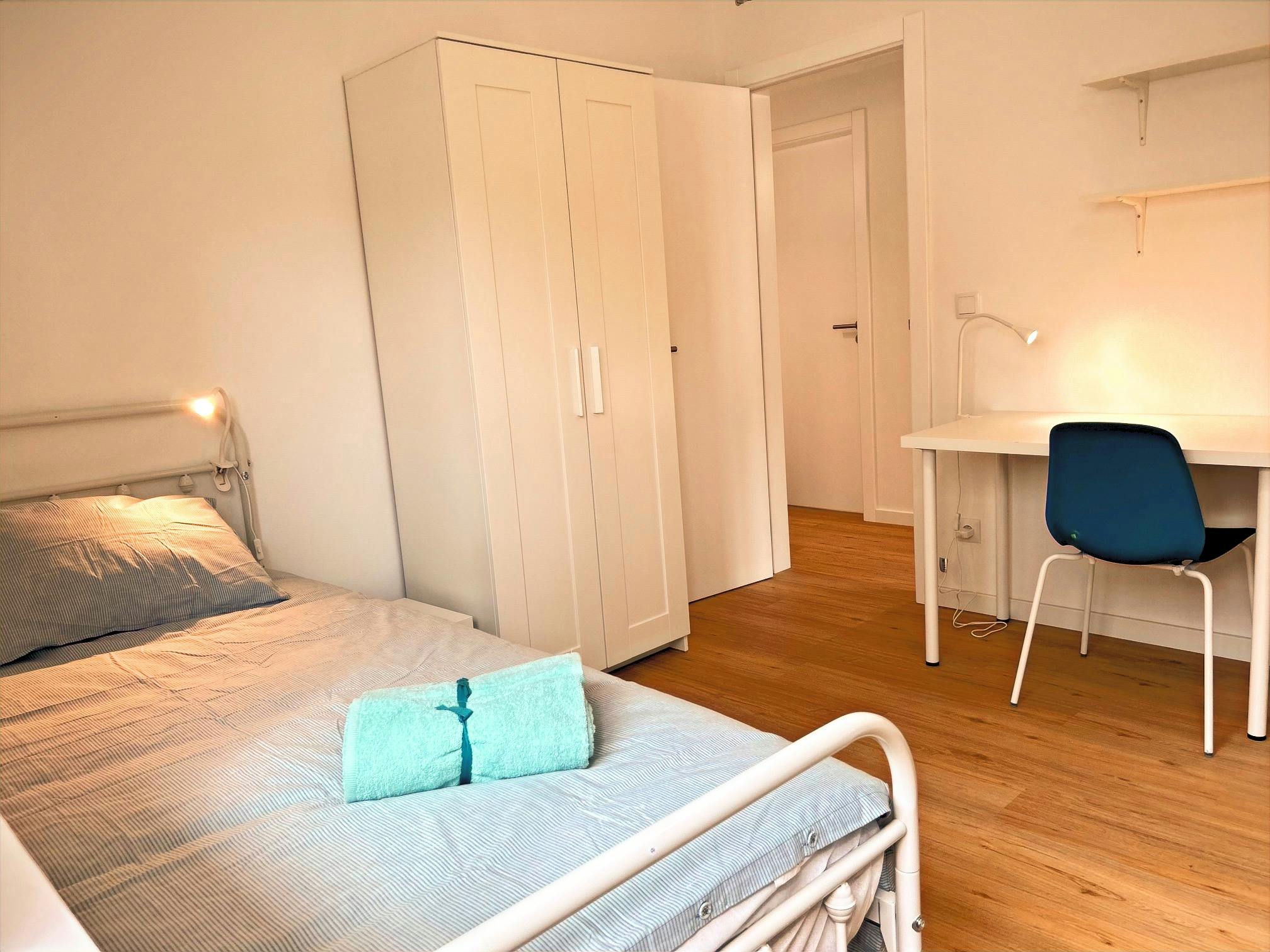 Mehrbettzimmer zu mieten für 360 € pro Monat in Almada, Rua das Escadinhas