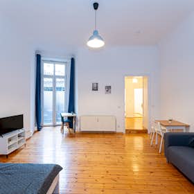 Apartment for rent for €1,395 per month in Berlin, Bornholmer Straße