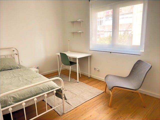 私人房间 正在以 €420 的月租出租，其位于 Almada, Rua das Escadinhas