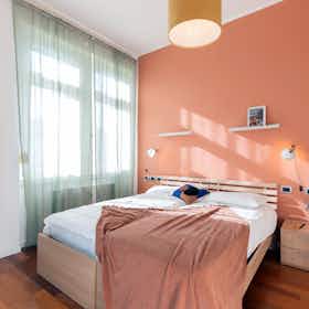 Appartement te huur voor € 905 per maand in Trieste, Via Cesare Battisti