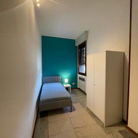 Private room for rent for €620 per month in Bologna, Viale Giuseppe Barilli Quirico Filopanti
