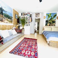 Apartment for rent for €1,250 per month in Köln, Genter Straße