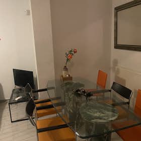 Apartamento en alquiler por 2600 € al mes en Alcalá de Henares, Calle San Asturio Serrano