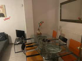 Appartement te huur voor € 2.600 per maand in Alcalá de Henares, Calle San Asturio Serrano