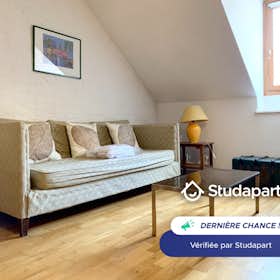 Apartment for rent for €816 per month in Grenoble, Place Vaucanson